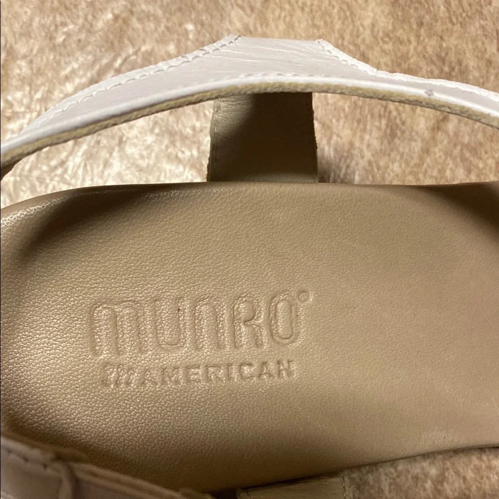 Munro White & Silver Size 8W Sandals with Cushioned Footbed Summer